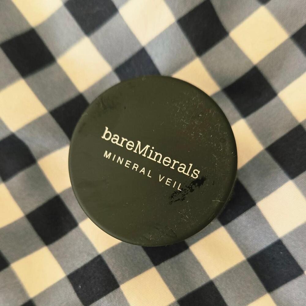 bare minerals mineral veil finishing powder.